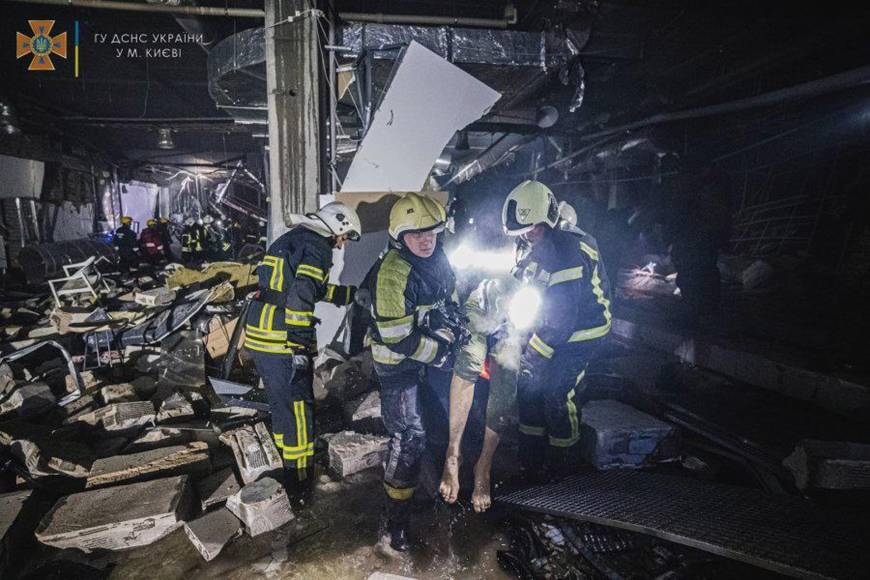 La guerra entra en Kiev con el bombardeo a moderno centro comercial