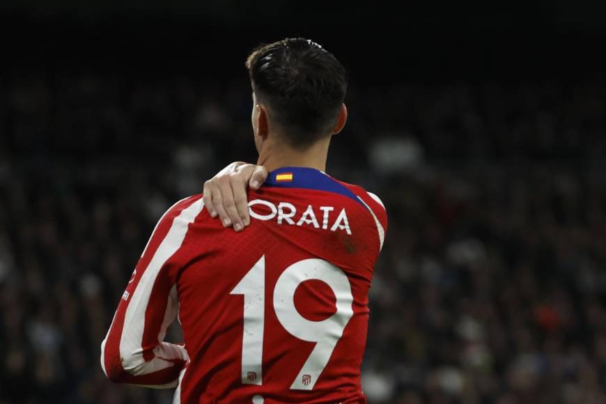 El delantero del Atlético se tapó la M de su nombre quedando el nombre de ‘Orata’. Una gesto en el que hacia clara alusión a los aficionados del Real Madrid que le llamaron “rata” tanto en el calentamiento como en algunas fases del partido.