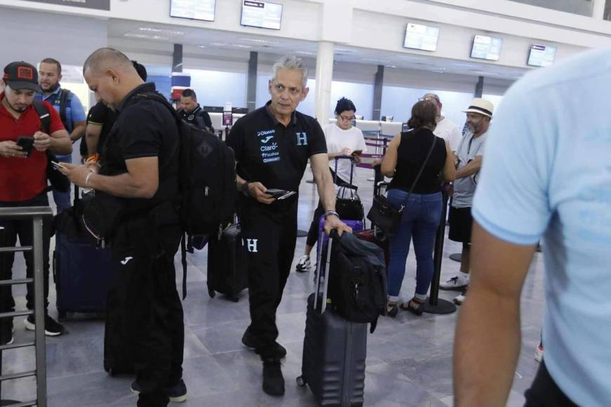 ¿Qué hizo Reinaldo Rueda? El entrenador de Honduras se escapó de la prensa deportiva y evadió dar declaraciones previo a su salida a República Dominicana.