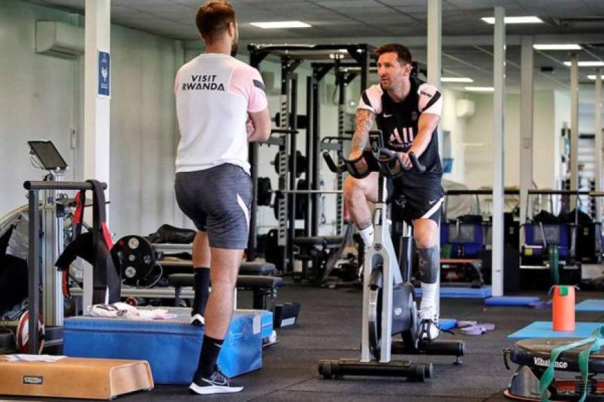 Tras los saludos, Messi empezó a realizar trabajos en bicicleta bajo supervisión de un miembro del staff del cuerpo técnico.