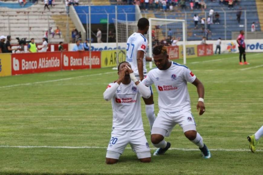 Deiby Flores festejando su gol con Jorge Benguché.