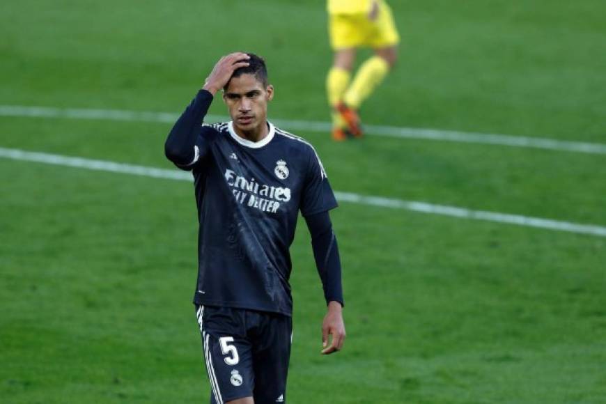 El defensor Varane salió decepcionado luego de que Real Madrid dejó escapar la victoria.