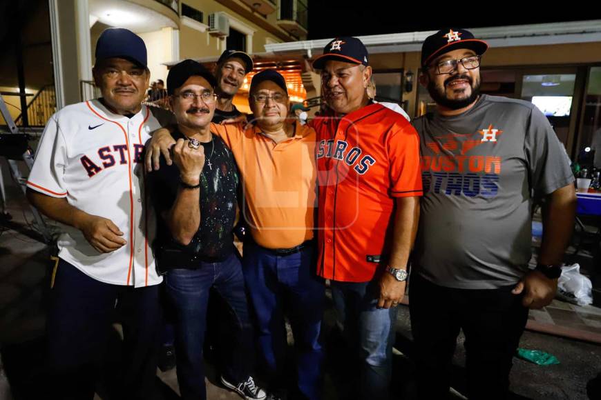 El padre de Mauricio Dubón se reunió con varios amigos de la infancia del pelotero de los Houston Astros, entre otros familiares, en Tegucigalpa.