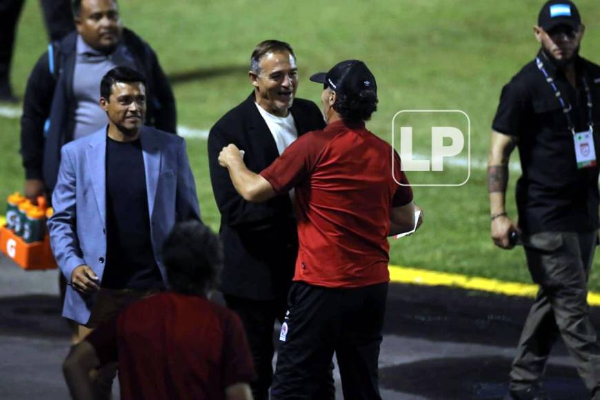 ‘La Tota’ Medina se acercó a Pedro Troglio y se dieron un efusivo saludo antes del partido.
