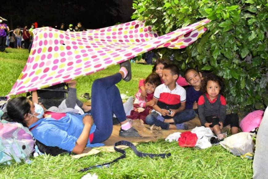 Muchos de los hondureños se van en familia en busca de mejores condiciones de vida. EFE