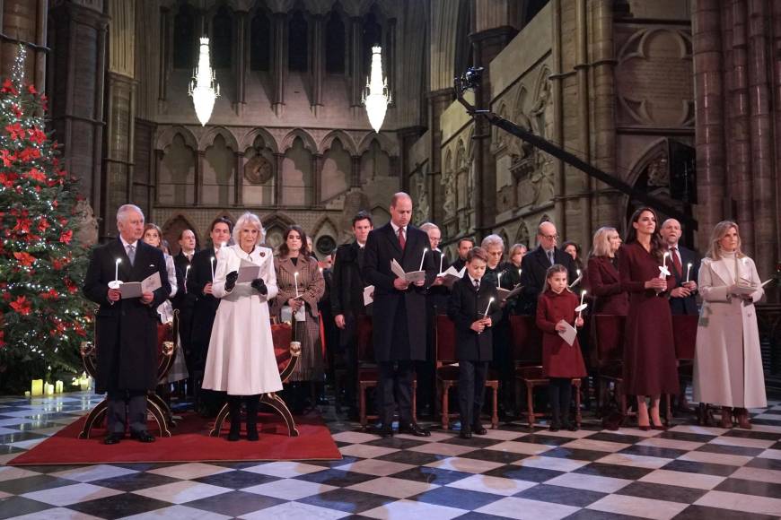 El rey Carlos III, Camila, el príncipe William y sus hijos, George y Charlotte junto a la condesa Sophie de Wessex y otros miembros de la realeza acompañaron a la princesa de Gales, Catherine, anfitriona del esperado evento navideño.