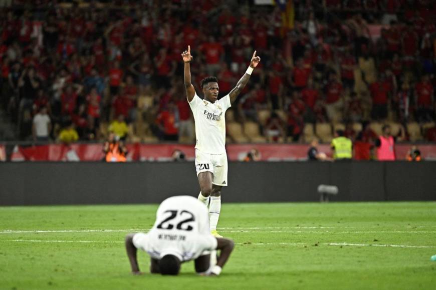 Vincius con los brazos al cielo celebra la conquista de la Copa del Rey.