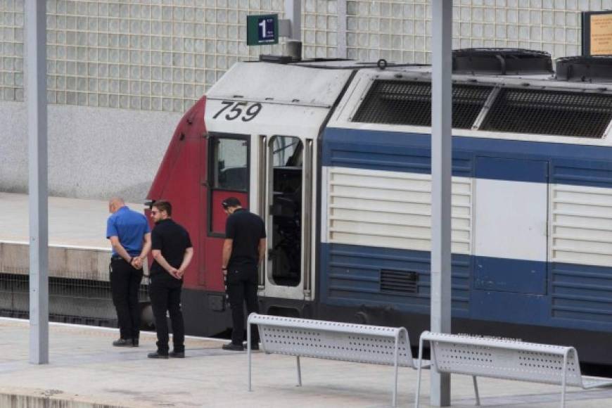 El transporte público también se detuvo para horar a las víctimas del Holocausto, como en el caso de este tren en Tel Aviv (Israel).