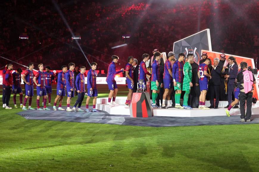 Los jugadores del FC Barcelona pasando a recoger las medallas de subcampeones de la Supercopa de España.