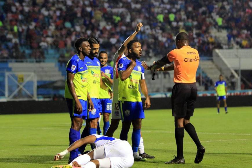 Los jugadores del Olancho FC le reclamaron al árbitro Julio Güity por la tarjeta amarilla a ’Muma’ Fernández.