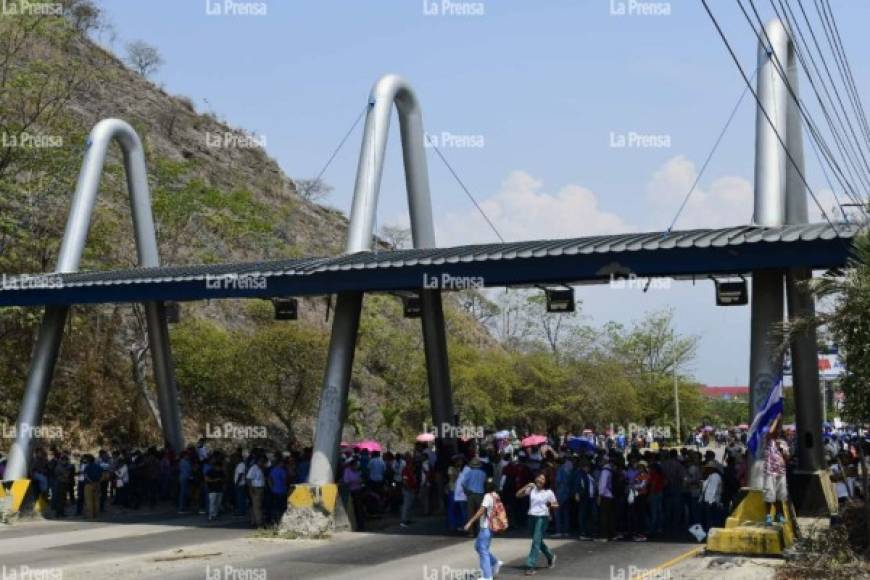 El Bulevard de Este de San Pedro Sula fue objeto este miércoles de una toma por parte de los gremios de educación y salud, escenario en el que llevaron a cabo sus protestas contra el gobierno.