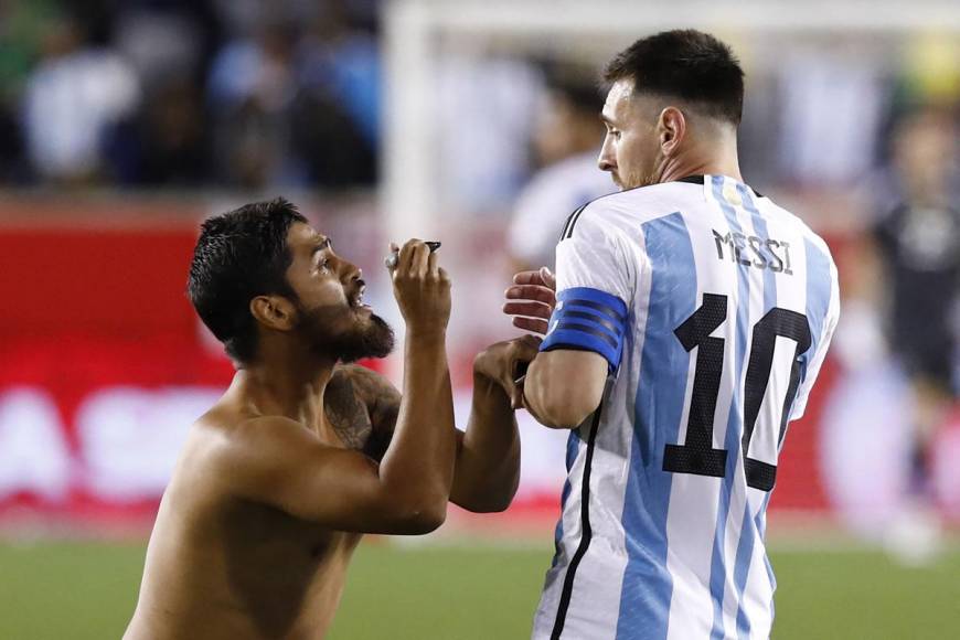 El aficionado se presentó ante Messi sin camiseta y con un marcador en la mano para conseguir el autógrafo del astro argentino.