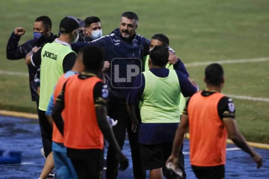 Diego Vázquez celebrando con su cuerpo técnico el golazo de Meléndez.