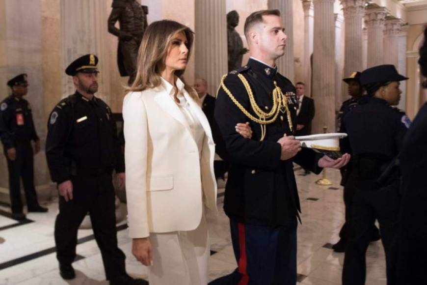 Melania también causó revuelo al vestir un traje blanco de chaqueta y pantalón de la marca francesa Dior para el discurso del Estado de la Unión de Trump en enero pasado.