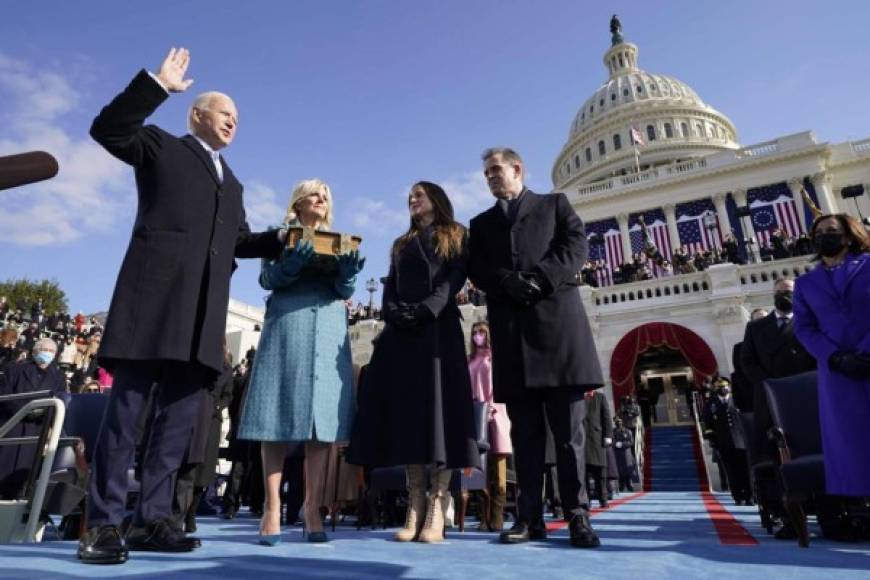 La Biblia, que fue sostenida por la esposa de Biden, parecía tener un tamaño desmesurado.