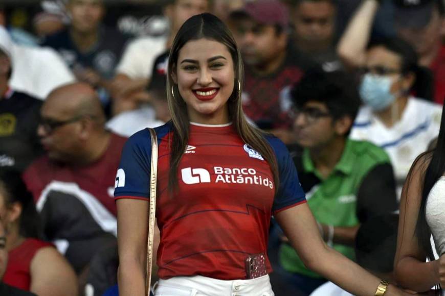 Una bella aficionada del Olimpia posando para el lente de Diario La Prensa.