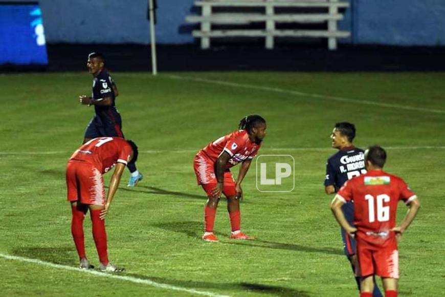 Yeer Gutiérrez y sus compañeros se lamentan tras el autogol que marcó para la apertura del marcador a favor del Motagua.