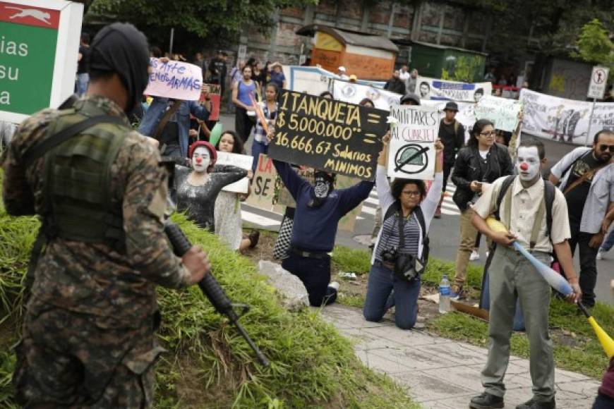 EL SALVADOR. Rechazo a la militarización. Decenas de universitarios protestaron contra el despliegue de militares en San Salvador, una polémica medida del Gobierno para garantizar seguridad.