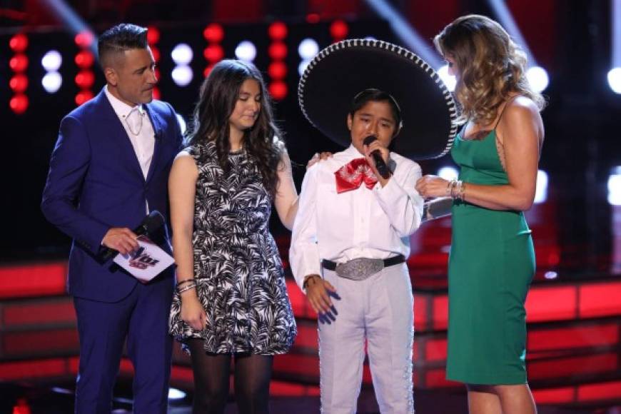 Daddy Yankee abraza a Janely Rosa y Arnold Cruz.