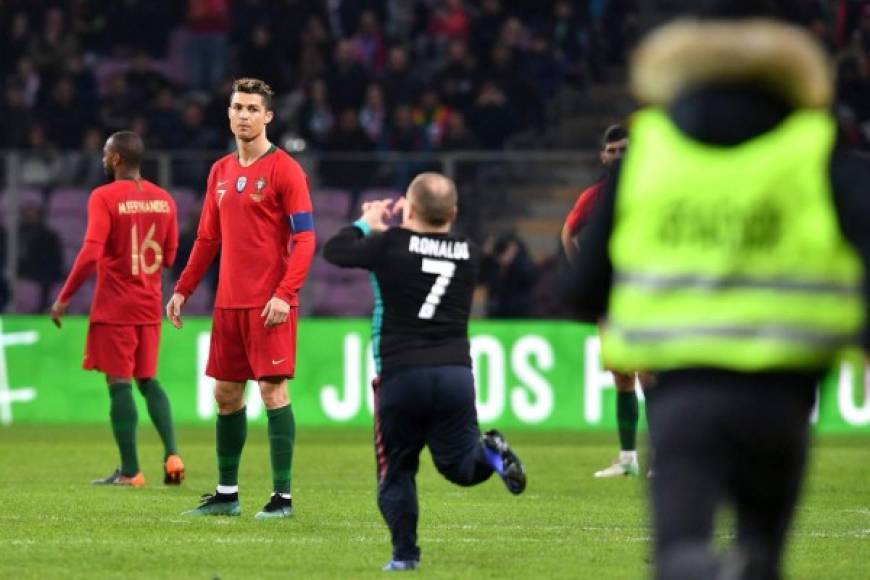 Un pequeño aficionado intentó abrazar a Cristiano Ronaldo en pleno partido.