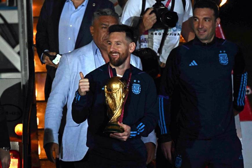 La sonrisa de Lionel Messi tras bajar del avión con la Copa del Mundo en las manos.