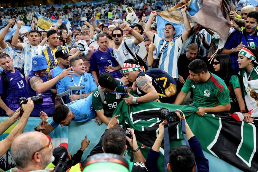 Aficionados de Argentina y México protagonizaron un zafarrancho en las graderías del <i>Estadio</i> de Lusai de Qatar. 
