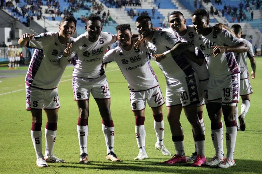 El festejo de los jugadores del Saprissa tras el 1-2 contra el Motagua.