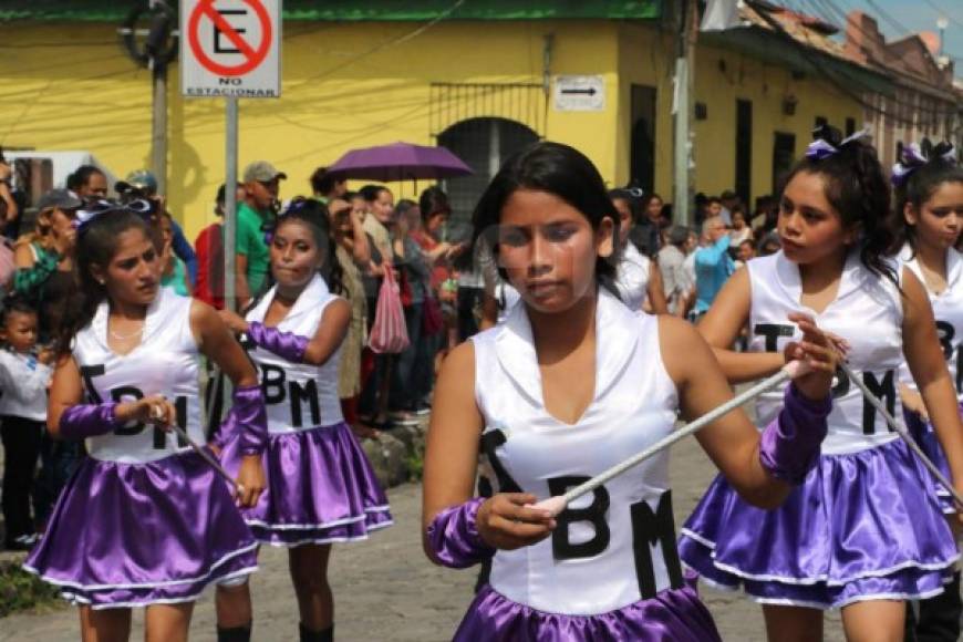 La presidenta del comité cívico interinstitucional Matilde Castro, indicó que los desfiles se realizan en orden y que se espera que se dé una muestra de amor a Honduras.<br/>