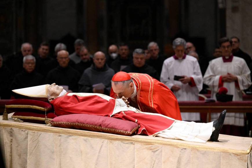 El papa emérito Benedicto XVI, fallecido el sábado a los 95 años, fue despedido este lunes por miles de fieles que desfilaron por la basílica de San Pedro en el primer día de su capilla ardiente, que concluirá el jueves con su funeral.