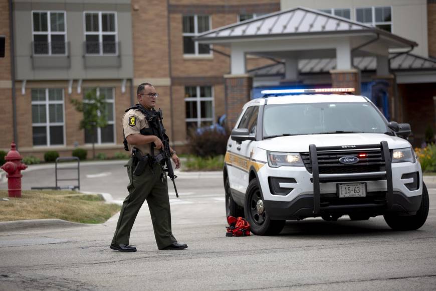 “Estamos ayudando a la policía de Highland Park después de los disparos en el desfile”, dijo en Twitter la comisaría del condado de Lake.