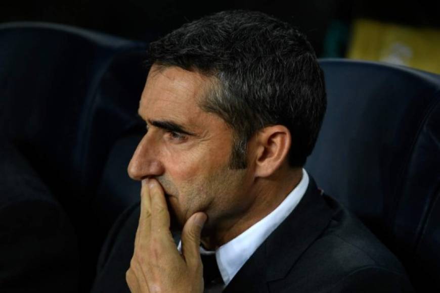 Barcelona's Spanish coach Ernesto Valverde looks on before the UEFA Champions League group F football match between FC Barcelona and SK Slavia Prague at the Camp Nou stadium in Barcelona on November 5, 2019. (Photo by LLUIS GENE / AFP)
