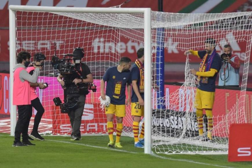 Gerard Piqué siguió con su show sobre el verde del estadio La Cartuja y realizó su ya habitual corte de las mallas de las porterías cuando gana un título.