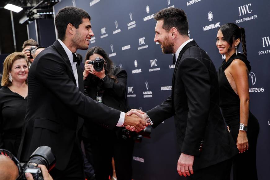El tenista español Carlos Alcaraz fue premiado como revelación del año. El deportista le mostró su admiración a Messi.
