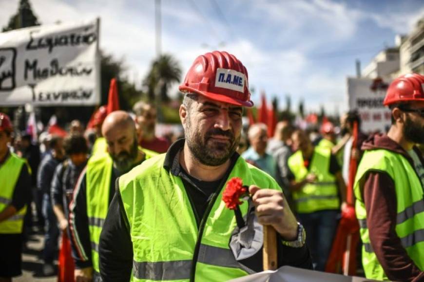 Los trabajadores griegos salieron a marchar portando claveles en Atenas.