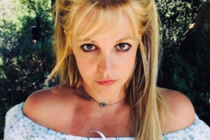 Además, el abogado también ha entregado informes favorables al fin de la tutela legal que controla la vida de Britney desde hace más de 13 años.<br/><br/>'Podría llegar un momento en que se pida a la Corte que considere si la tutela debe terminarse en su totalidad y si, además de despojar a su hija de su dignidad, autonomía y ciertas libertades fundamentales, el señor Spears también es culpable de malversación, daños u otra acción legal en su contra', indica uno de los documentos obtenidos por el diario The Hollywood Reporter.<br/>
