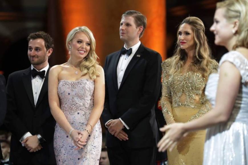 Tiffany Trump y su invitada Ross Mechanic y Eric Trump y su esposa Lara Yunaska.<br/>