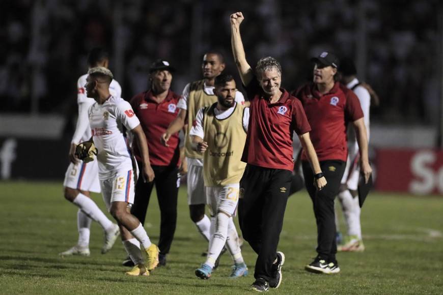 Jugadores y cuerpo técnico del Olimpia celebrando la clasificación a la final de la Liga Concacaf tras genar al Motagua.