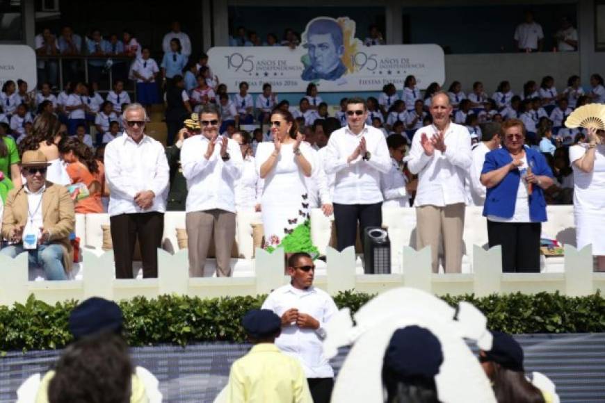 El presidente Honduras, Juan Orlando Hernández; acompañado de la Primera Dama, Ana García; el presidente del Congreso, Mauricio Oliva; y el presidente de la Corte Suprema de Justicia.