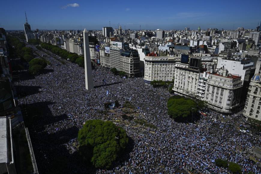 Una ola espectacular de aficionados se presentaron en el Obelisco para celebrar el título de Argentina.