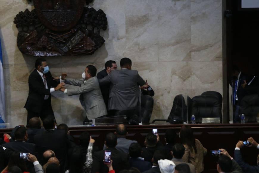 El diputado Rasel Tomé se subió al estrado principal del Hemiciclo Legislativo e increpó con golpes y patadas a Jorge Cálix, quien hasta ayer viernes fue su compañero de bancada. (Fotografía: Emilio Flores)