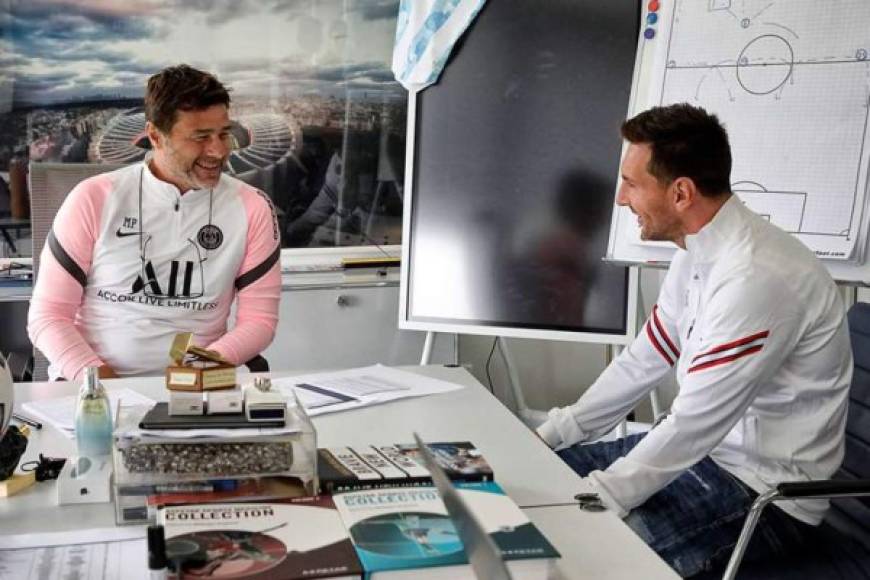Messi estuvo charlando con Pochettino por un buen rato en la oficina del técnico argentino.