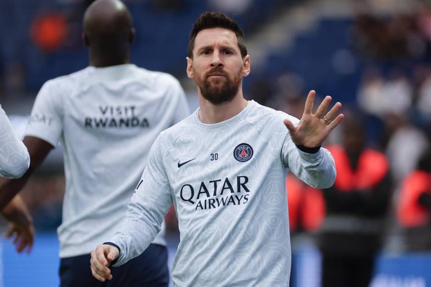 Lionel Messi volvió a la titularidad con el PSG y fue recibido de la peor manera por ultras del club parisino. 