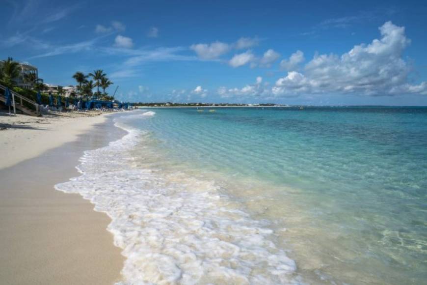2. Grace Bay Beach: Ubicada en las Islas Turcas y Caicos, en el Océano Atlántico, al norte de República Dominicana, es considerada uno de los mejores destinos turísticos a disfrutar en el verano.