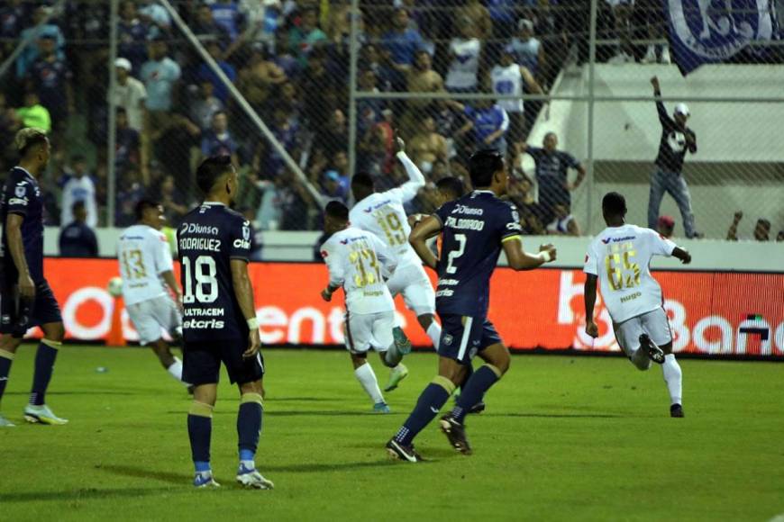 Yustin Arboleda corriendo con sus compañeros a celebrar el gol contra el Motagua.