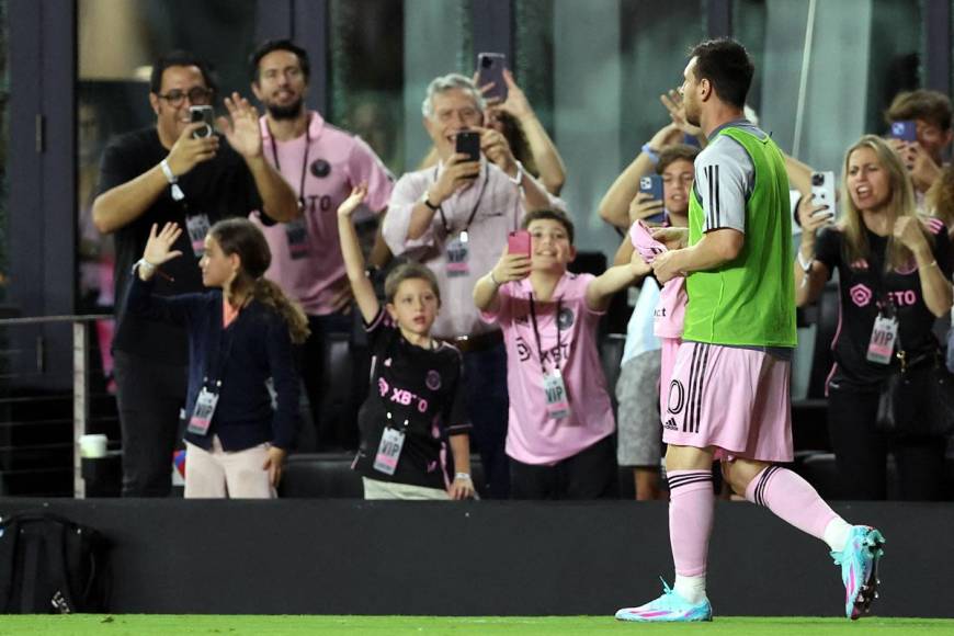 Messi estaba calentando a la orilla del campo y los aficionados aprovecharon para sacarle fotografías.