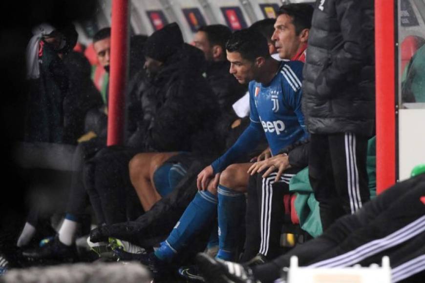 Cristiano Ronaldo se lleva la mano a la rodilla que ha tenido molestias.