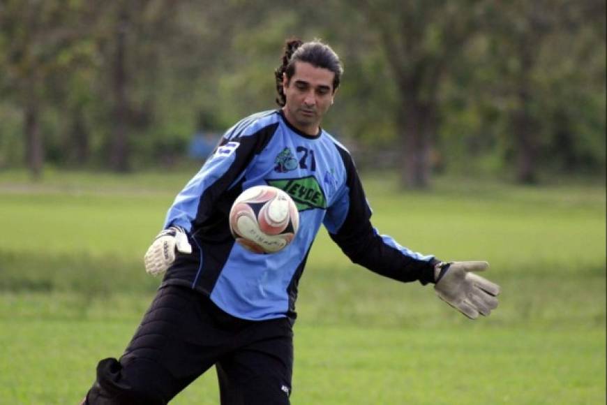 Los equipos con los que jugó en Honduras fueron Marathón, en la Universidad, Vida, Victoria, Valencia y Deportes Savio.