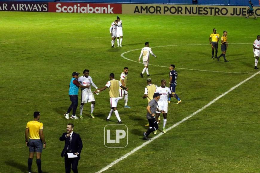 Los jugadores del Olimpia celebrando la clasificación a la final de la Liga Concacaf tras genar al Motagua.