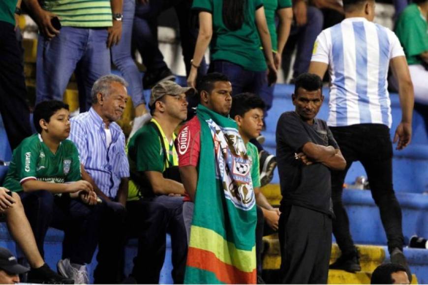 Los rostros tristes de los aficionados del Marathón por la goleada.