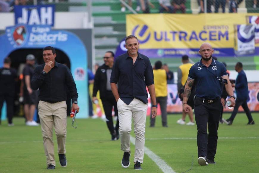 ‘La Tota‘ Medina entró al estadio Carlos Miranda acompañado por un guardaespaldas.